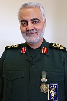 وقتی حاج قاسم سلیمانی برای یک جانباز جوراب می‌پوشاند + فیلم