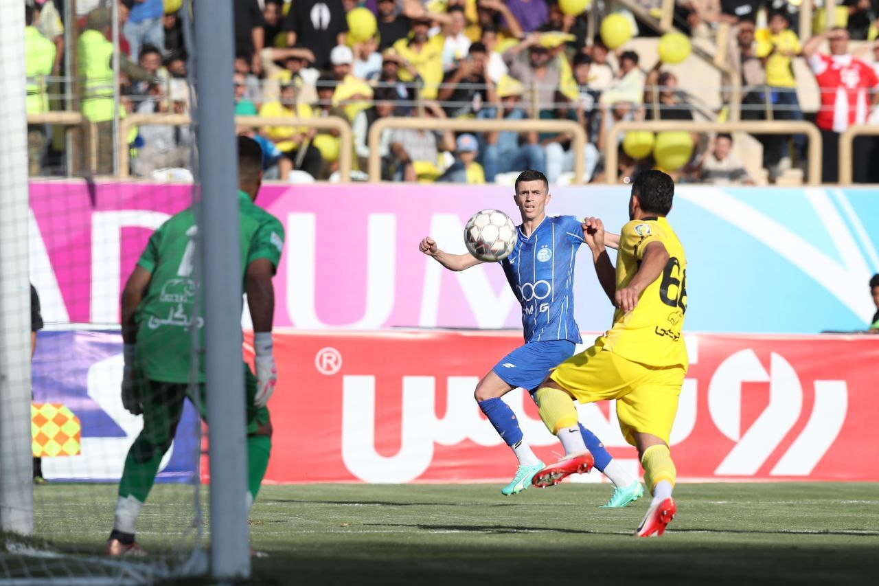 فجرسپاسی صفر – استقلال ۳؛ صدرنشینی آبی‌ها با طوفان در پارس شیراز