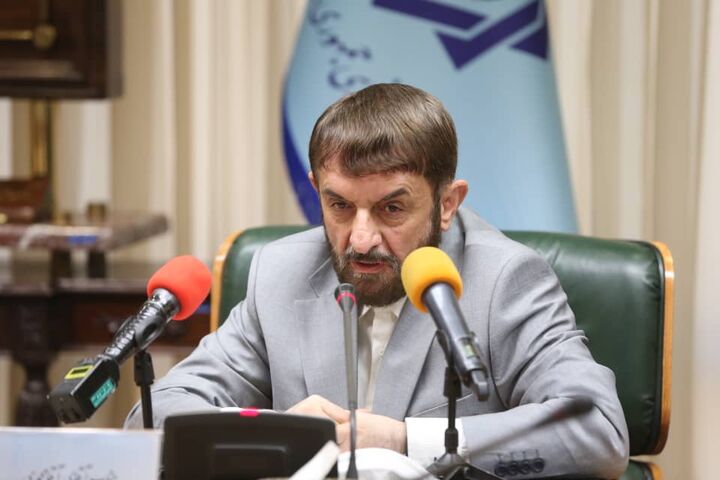 عضو 75 ساله و چند شغله مجمع : عده ای به دلیل عمر در راه رفتنند!